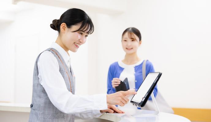 診察が終わった患者様を笑顔でお見送り★会計窓口★