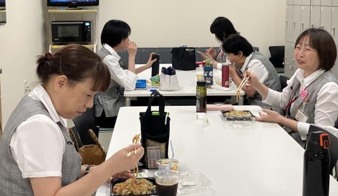 休憩室で、和気あいあいとお昼ご飯♪