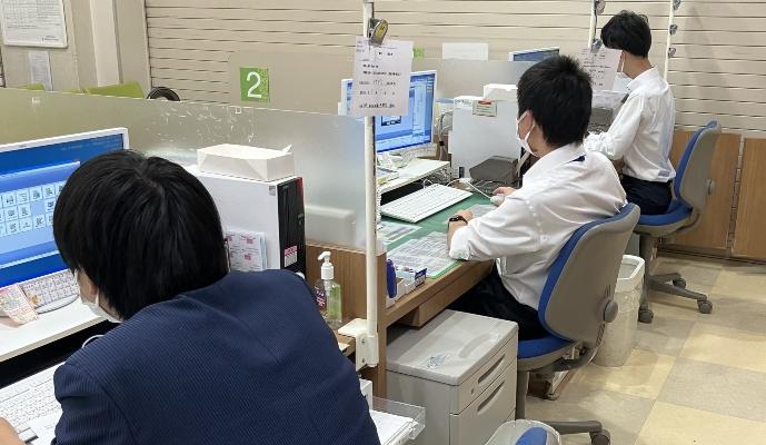 横並びで業務を行うため、質問しやすい環境です◎