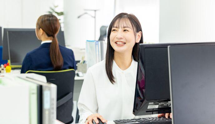 服装自由!ネイルもOKのオフィスワーク◎
