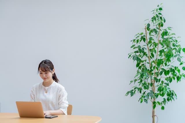 主婦の副業選びとは?副業を探す時の注意点やおすすめの副業を解説