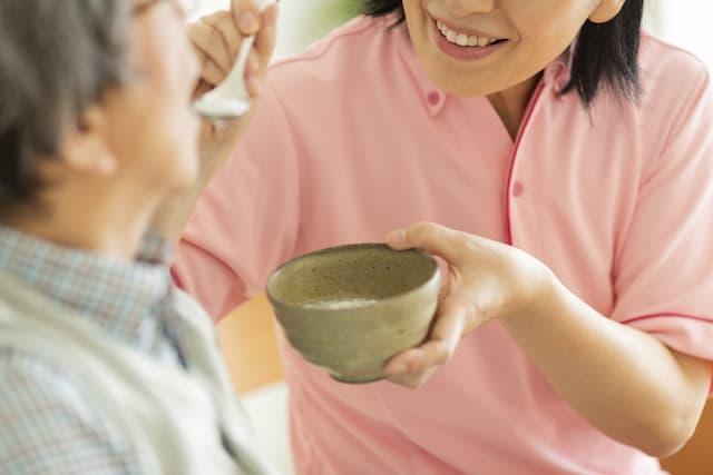 介護で提供する食事の特徴・形態や介助の方法、簡単にできる介護食レシピをご紹介