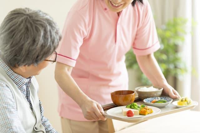 【介護士になるには?】介護福祉士との違いや給料、資格についても解説!