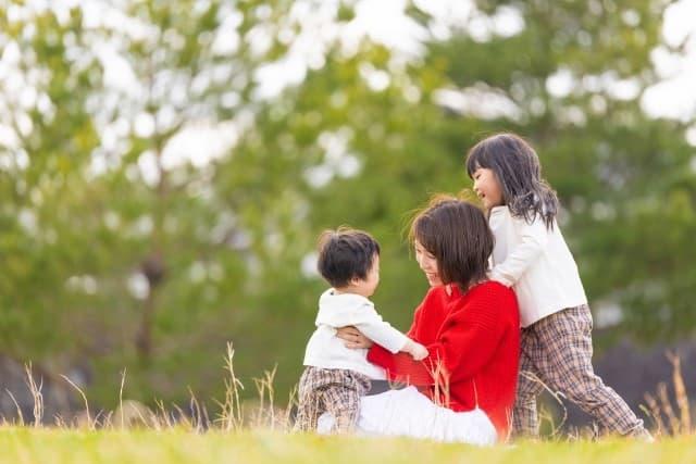 【最新版】子どもの貧困対策に関する大綱とは|ポイントや改正内容を解説