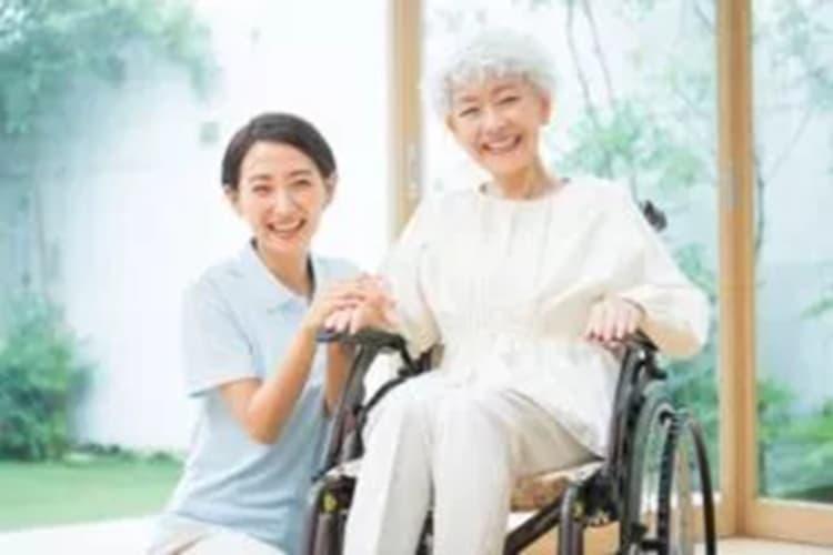介護の仕事は資格なしでも働ける？できる仕事内容や給料・求人例をご紹介