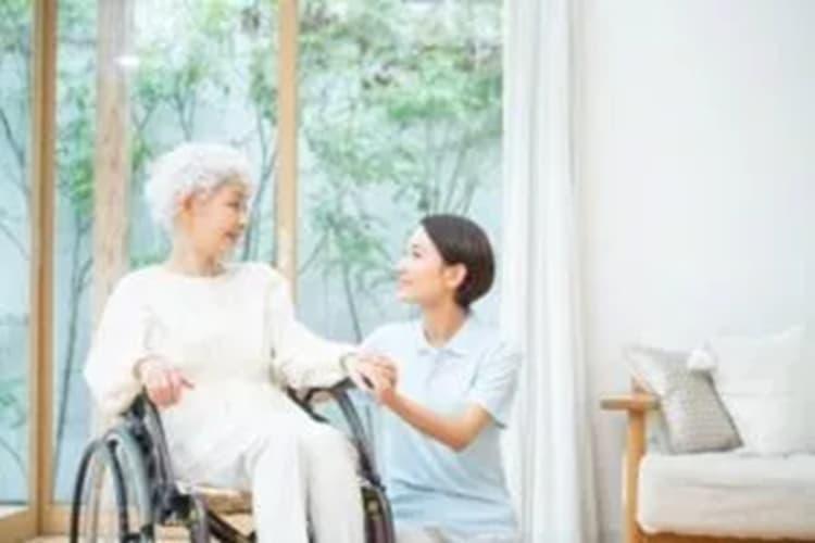 デイサービスの仕事内容とは？介護職の1日の流れや役立つ資格を解説