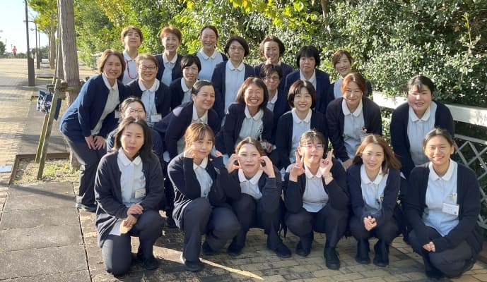 「神戸市立西神戸医療センター」で、医師事務作業補助者(ドクターズクラーク)を募集中です。医師のパートナーとして診察室に入り、データ入力などの事務サポートを行います。医師不足の解消や働き方改革に貢献できる、今注目されている職種です。

医師と接する機会が多いため、働きながら病気や診療に関する専門知識を自然と身につけることができます。医師から「スムーズに診察が終わったよ」「よく調べてくれているね」と直接感謝の言葉をかけられることもあり、大きなやりがいにつながります。

医療現場を支える一員として、一歩踏み込んだ専門スキルを磨きながら活躍してみませんか。 医師事務作業補助★未経験からチャレンジOK♪活躍光る◎