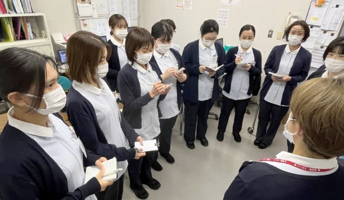 「神戸市立西神戸医療センター」で、医師事務作業補助者(ドクターズクラーク)を募集中です。医師のパートナーとして診察室に入り、データ入力などの事務サポートを行います。医師不足の解消や働き方改革に貢献できる、今注目されている職種です。

医師と接する機会が多いため、働きながら病気や診療に関する専門知識を自然と身につけることができます。医師から「スムーズに診察が終わったよ」「よく調べてくれているね」と直接感謝の言葉をかけられることもあり、大きなやりがいにつながります。

医療現場を支える一員として、一歩踏み込んだ専門スキルを磨きながら活躍してみませんか。 医師事務作業補助★未経験からチャレンジOK♪活躍光る◎