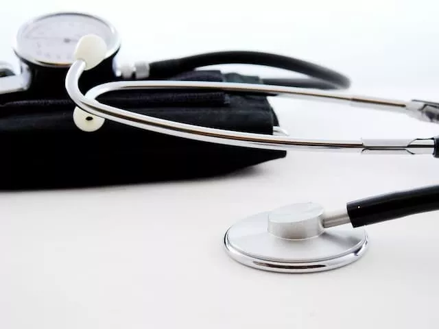 大学病院で使用する聴診器などの医療器具