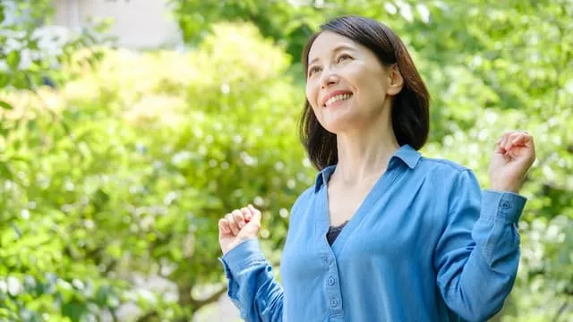 公園で景色を眺める主婦の女性