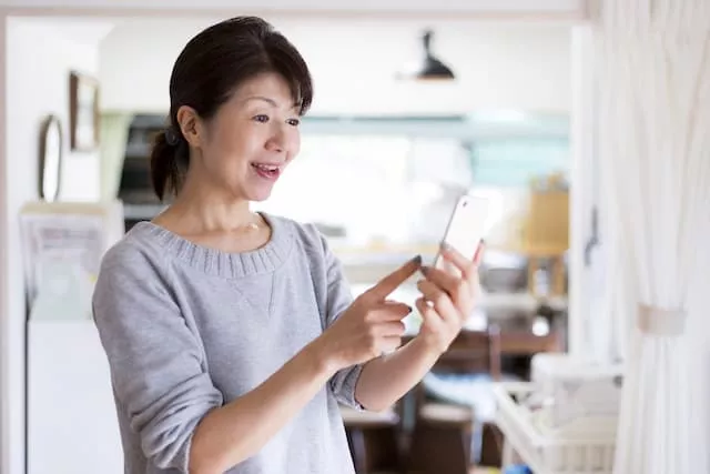 スマホで求人を見ている女性