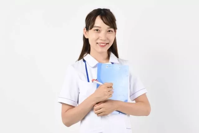 看護師の勉強をしている女性