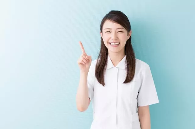 病棟クラークの仕事を楽しむ医療事務の女性
