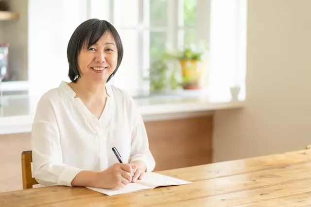 医療・介護系の資格を勉強する50台女性