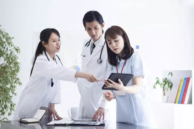 打ち合わせをしている医師と看護師
