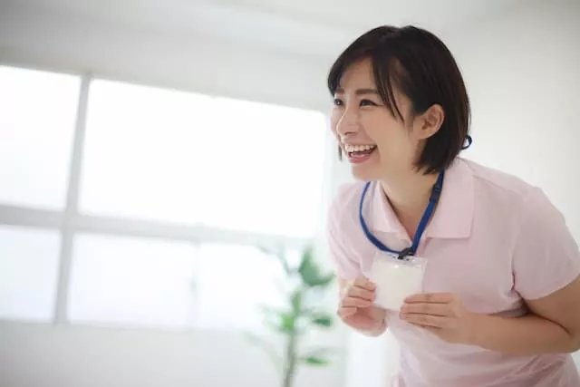 患者対応をする病院事務スタッフの女性