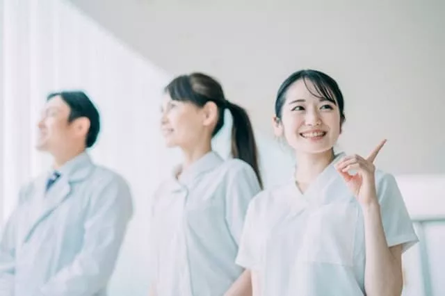 集中治療室で働く医師と看護師