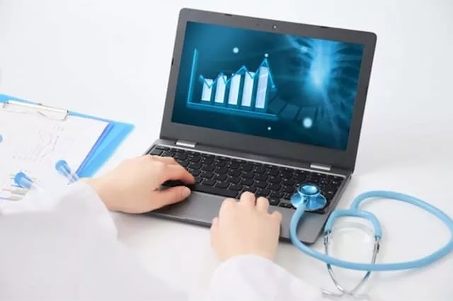 医療データを確認しているPC