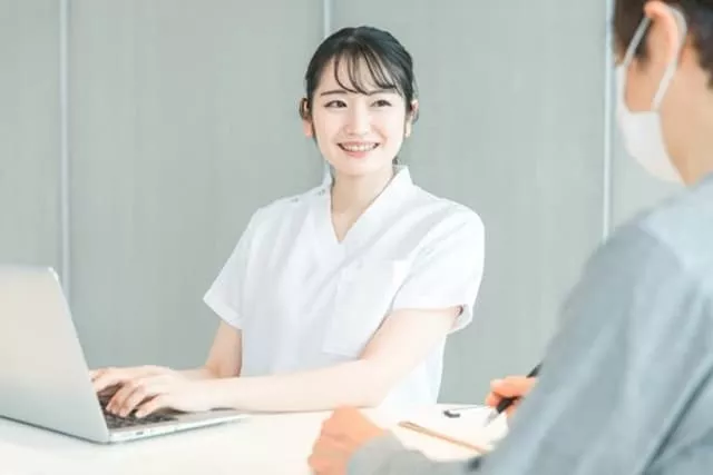 医療機関で働く医療事務スタッフの女性