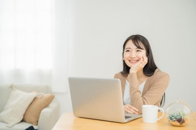 転職活動を考えている女性