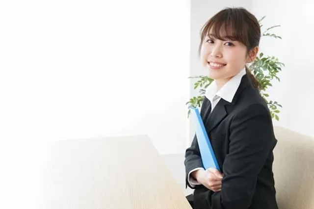 正社員として働いている女性