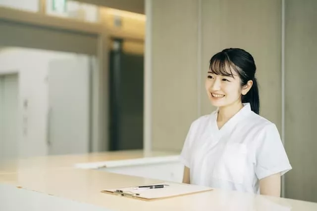 歯科医院で受付をしている医療事務の女性