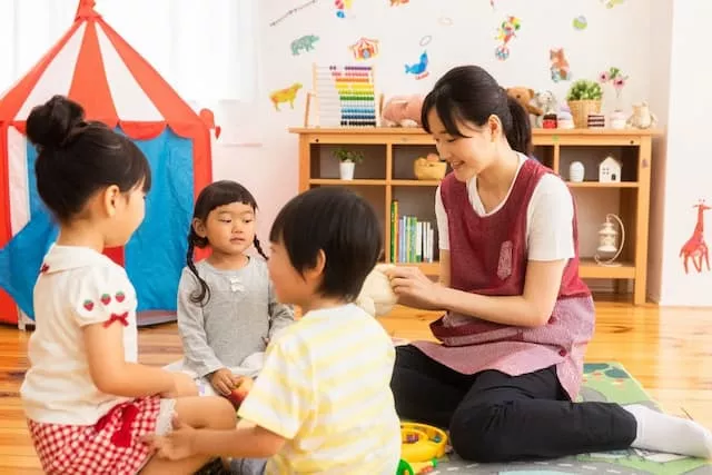 子どもと遊ぶ保育士