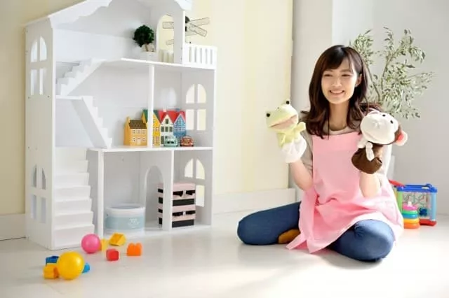 人形遊びをする女性