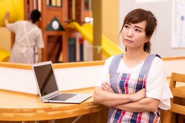 悩む女性