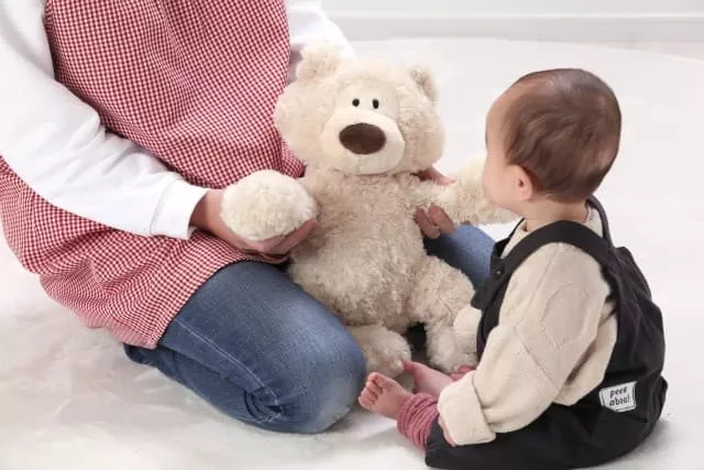 子どもとぬいぐるみで遊ぶ