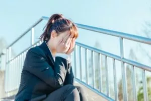 悲しんでいる歯科助手の女性
