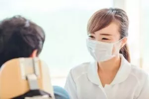 歯科医院で勤務する歯科助手の女性スタッフ
