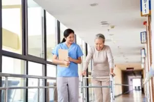 利用者を見守る介護スタッフの女性