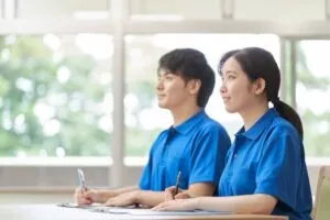 資格の勉強をしている介護職の男女