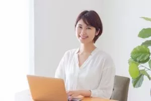 パソコンを見ている主婦の女性
