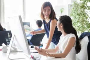 派遣スタッフとしてオフィスで働く女性