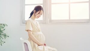 椅子に座っている妊娠中の女性