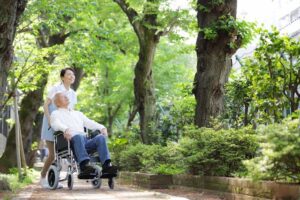 車椅子の男性と介護スタッフ
