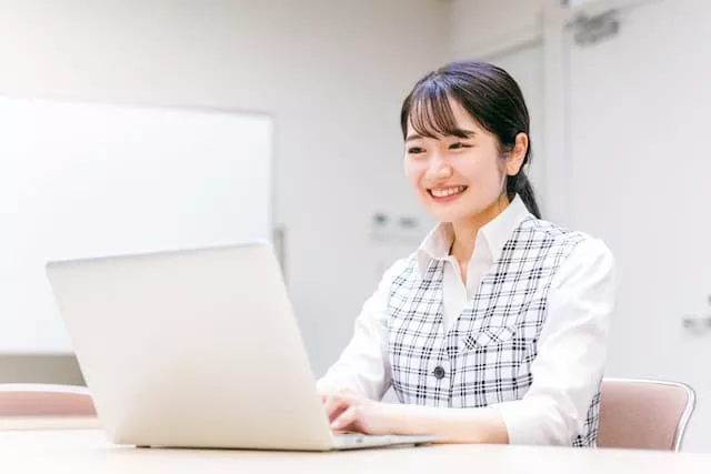 PCで作業している女性医療事務スタッフ
