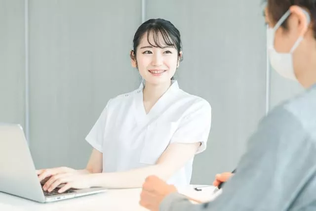 外来クラークとして働く医療事務女性