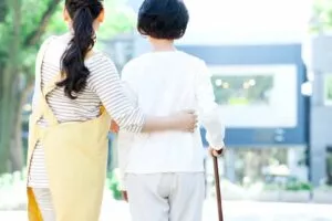 移動の介助をする女性介護スタッフ