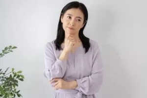 介護業界への転職について考えている40代の女性