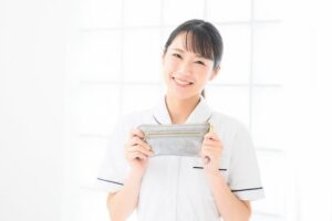財布を持っている介護職の女性スタッフ