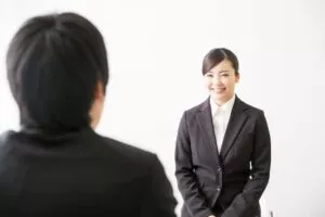 保育士の採用面接を受けている女性