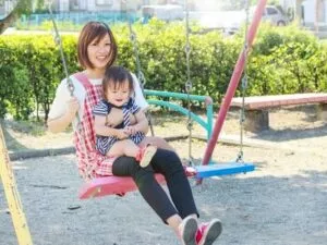 子どもと遊んでいる女性保育士