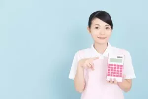 電卓を持っている保育士女性