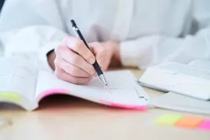 保育士資格の勉強をしている様子