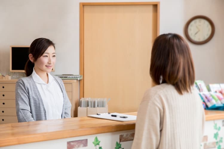 受付を担当している女性医療事務スタッフ