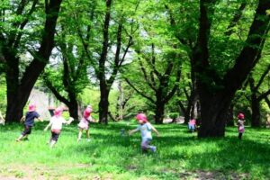 森の中で遊ぶ保育園児たち