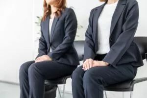 面接で話をしているスーツの女性